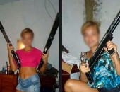 Em uma das fotos e jovem aparece ostentando duas escopetas semelhantes às que foram apreendidas