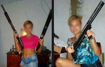 Em uma das fotos e jovem aparece ostentando duas escopetas semelhantes às que foram apreendidas