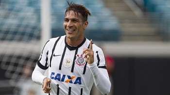 Paolo Guerrero durante jogo contra o Bayer Leverkusen: entrave em renovação