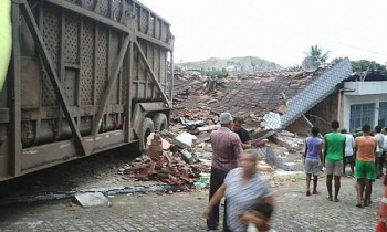 Reboque de caminhão invade residência e mata criança de 3 anos