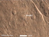 Imagem da superfície de Marte feita pelo satélite Mars Reconnaissance Orbiter mostra um objeto brilhante reconhecido como a sonda britânica Beagle 2, sumida em 2003; imagem foi feita pela câmera HiRISE, do módulo