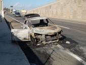 Carro pega fogo ao lado do Viaduto Engenheiro Beroaldo Gomes