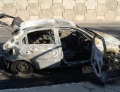 Carro pega fogo ao lado do Viaduto Engenheiro Beroaldo Gomes