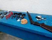 Armas, munições e objetos apreendidos com os acusados