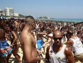 Banhistas observam prisão de suspeito de roubos na praia de Ipanema