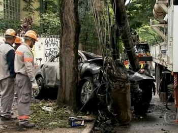 Volvo S60 ficou destruído após impacto da colisão