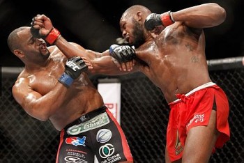 Momentos da luta entre Jon Jones e Daniel Cormier no UFC 182