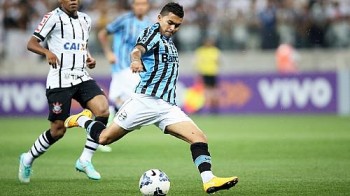 Dudu em ação pelo Grêmio: atacante agora joga pelo Palmeiras