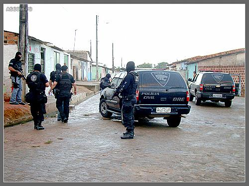 Policiais do 3º BPM com apoio do Grupamento Aéreo limpam área usada pelo tráfico.