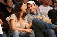 Ashton Kutcher (à dir.) com a atual esposa, Mila Kunis