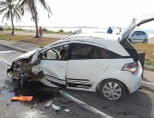 Veículo capotou depois de colidir em coqueiro