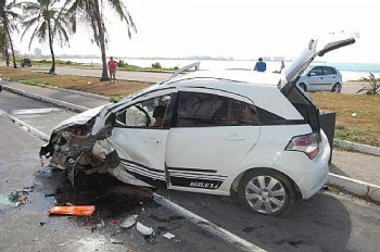 Veículo capotou depois de colidir em coqueiro