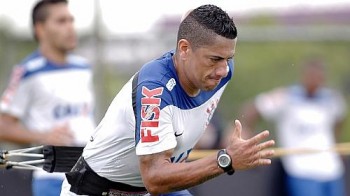 Representantes de Ralf brigam com Corinthians na Justiça