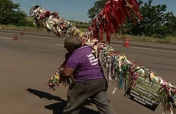 Idoso anda 5 km por dia carregando cruz que pesa 50 quilos