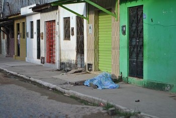 Curiosos acompanham movimentação no local do crime