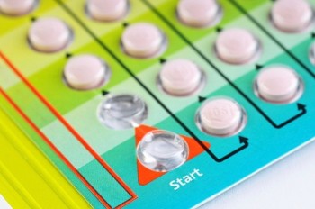 Contraceptivos hormonais incluem contraceptivos orais, adesivos, injeções e implantes