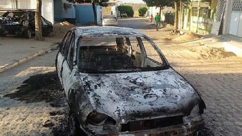 De acordo com o grupamento policial da região, duas pessoas teriam se aproximado do veículo, que estava parado em frente à delegacia de polícia, e ateado fogo.