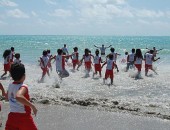 Crianças entram no mar