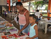 Feira de livros é considerada uma alternativa econômica para aquisição de livros