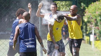 Alan Kardec saiu imundo do treino do São Paulo nesta segunda-feira