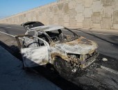 Carro pega fogo ao lado do Viaduto Engenheiro Beroaldo Gomes