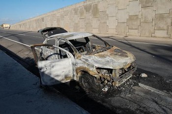 Carro pega fogo ao lado do Viaduto Engenheiro Beroaldo Gomes