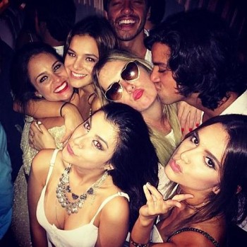 Bruna Marquezine e amigos no Revéillon 2015