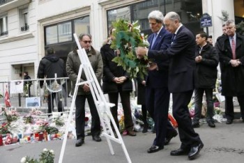 Secretário de Estado dos EUA, John Kerry, e chanceler francês, Laurent Fabius, visitam memorial a vítimas do Charlie Hebdo, em Pari