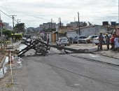 Caterpillar derruba poste no Farol