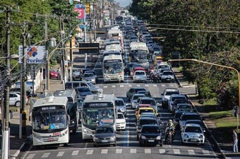 Ônibus na faixa exclusiva na Fernandes Lima