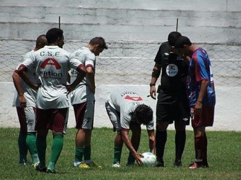 CSE vence o Barcelona: Paulo Victor ajeita bola para gol do CSE