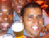 Vestindo suas fardas, dois homens brindam com a cerveja