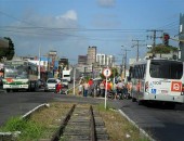 Uma criança que estava no veículo ficou levemente ferida, mas passa bem.