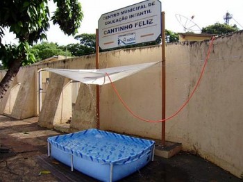 Homem improvisou uma cascata na piscina com um lençol e a mangueira