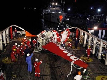 Uma parte da cauda do avião da AirAsia é visto no convés do navio de resgate Crest Onyx no domingo (11), próximo à cidade de Pangkalan Bun, um dia após ter sido retirado do fundo do mar