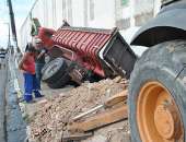 Caminhão afunda em calçada em Maceió