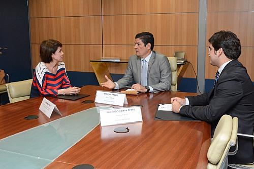 Secretária Jeanine Pires reunida com o ministro do Turismo, Vinícius Lages, na sede do ministério, em Brasília