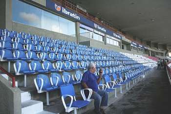 Setor de cadeiras do Estádio Rei Pelé foi interditado.