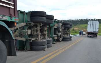 Carreta tomba na BR 101