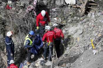 Equipes de resgate trabalham no local da queda do avião da Germanwings nos Alpes franceses neste domingo. 