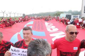 Guarulhos (SP) - Atos ocorrem simultaneamente em várias cidades do Brasil