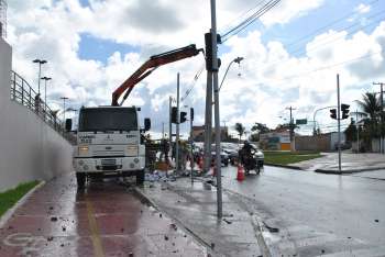 Funcionários da Eletrobras precisaram trocar o poste