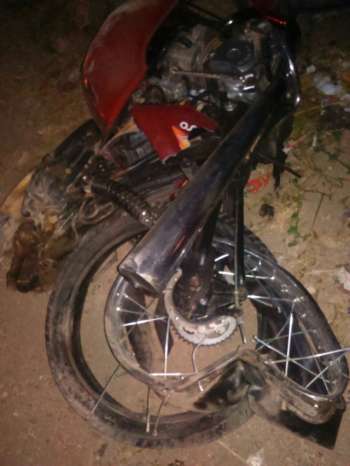 Moto ficou destruída e motociclista teve morte instantânea.