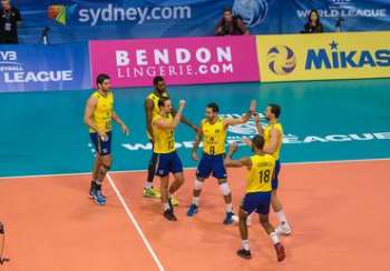 Seleção brasileira bateu os donos da casa, neste sábado, por 3 sets a 1. 