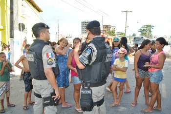 Pais de alunos realizam protesto pedindo aulas em escolas municipais