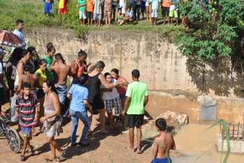 Irmão da vítima se desespera ao ver seu corpo