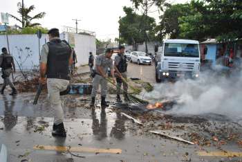 Pais de alunos realizam protesto pedindo aulas em escolas municipais