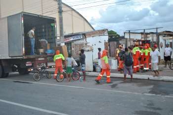 Caminhões transportam mudança dos moradores para casas de parentes  e para o depósito da prefeitura, onde ficarão guardados.