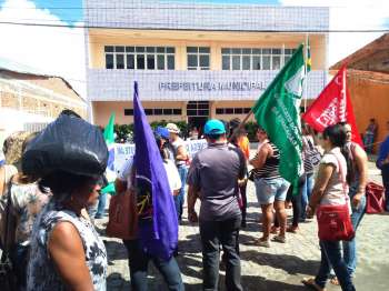 Professores decretam greve