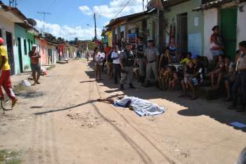 A vítima foi morta em via pública (Foto:Alagoas 24 Horas)